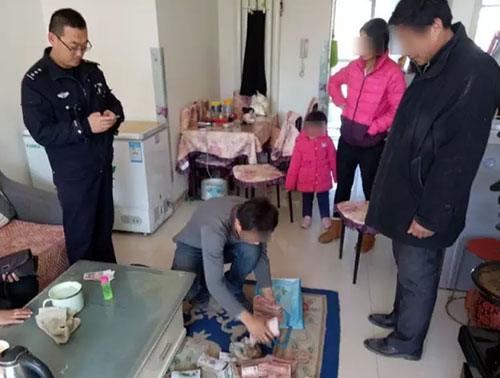17萬當(dāng)垃圾丟掉：驚慌失措！全家上陣翻找垃圾桶