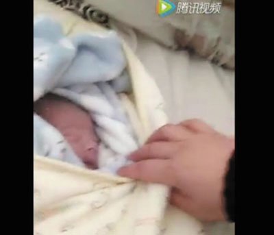 痛心，大連一女?huà)雱偝錾鷥蓚€(gè)小時(shí)就被棄垃圾桶