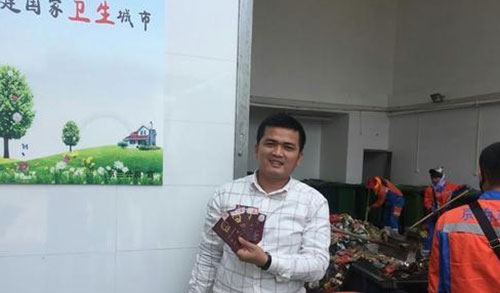?？谑忻駚G護(hù)照 環(huán)衛(wèi)工翻檢5噸垃圾找到