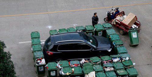 隨意亂停車(chē)，大爺搬垃圾桶怒攔私家車(chē) 