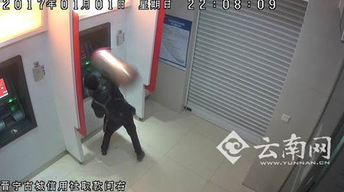 取款不成功，竟用垃圾桶出氣